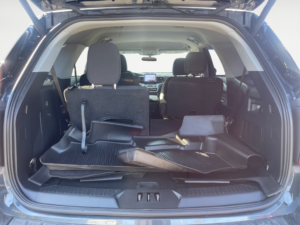 Used 2023 Ford Explorer XLT AWD/4WD image 17