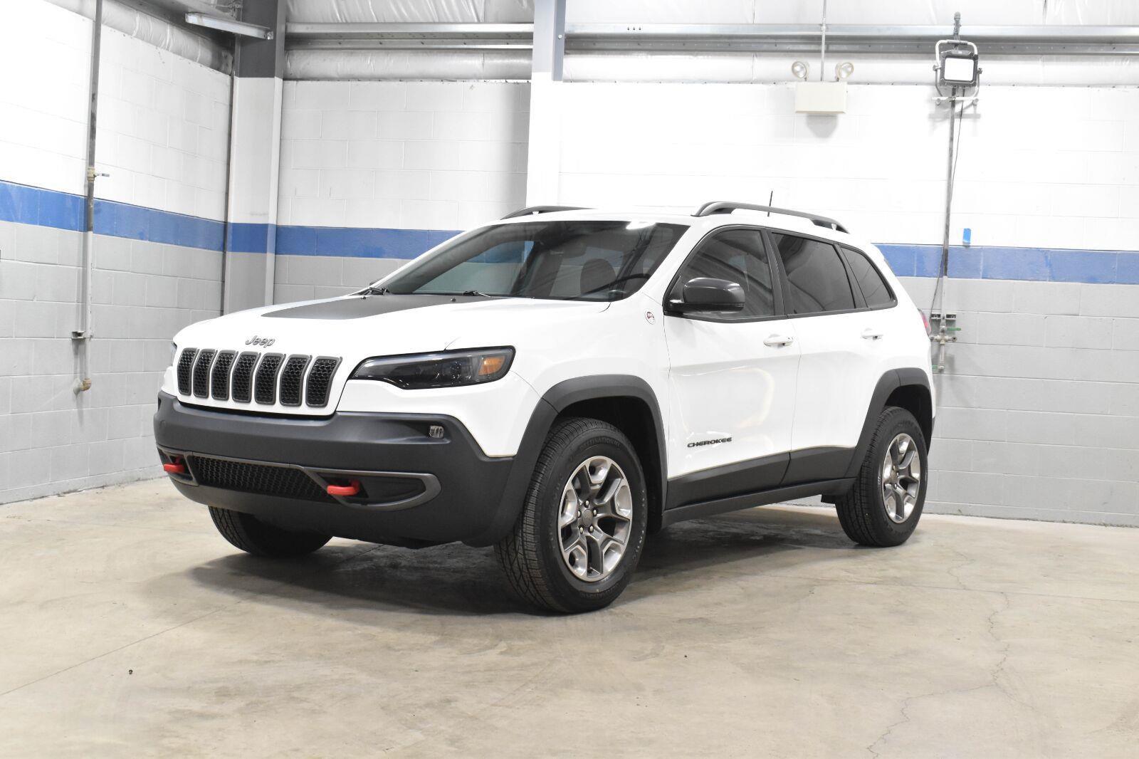 Used 2019 Jeep Cherokee Trailhawk AWD/4WD image 2