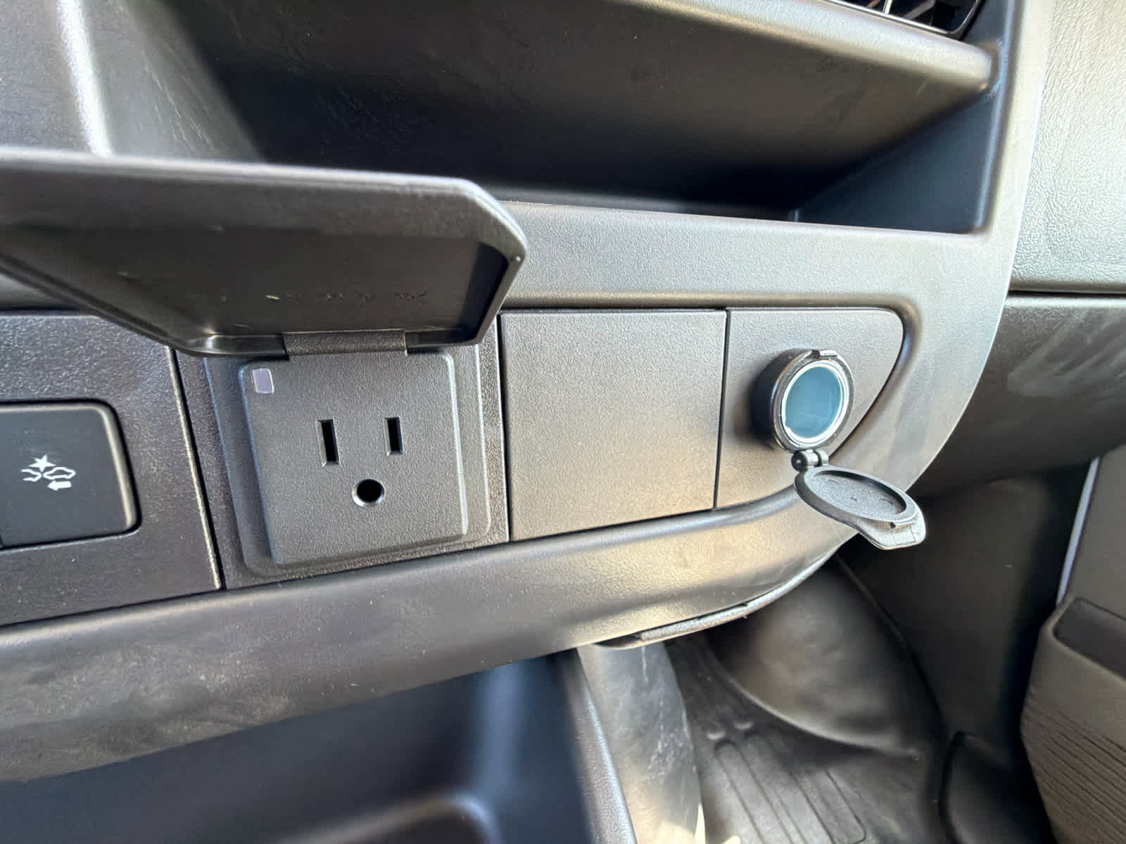 New 2025 GMC Savana 2500 w/ Driver Convenience Package RWD image 27