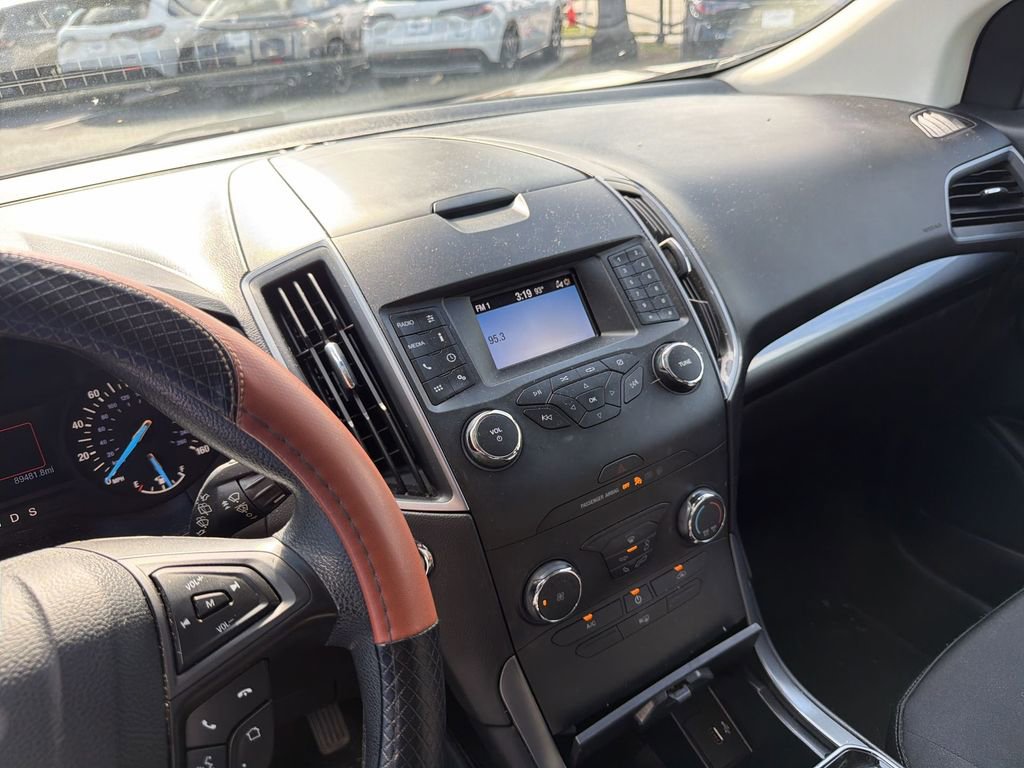 Used 2019 Ford Edge SE image 22