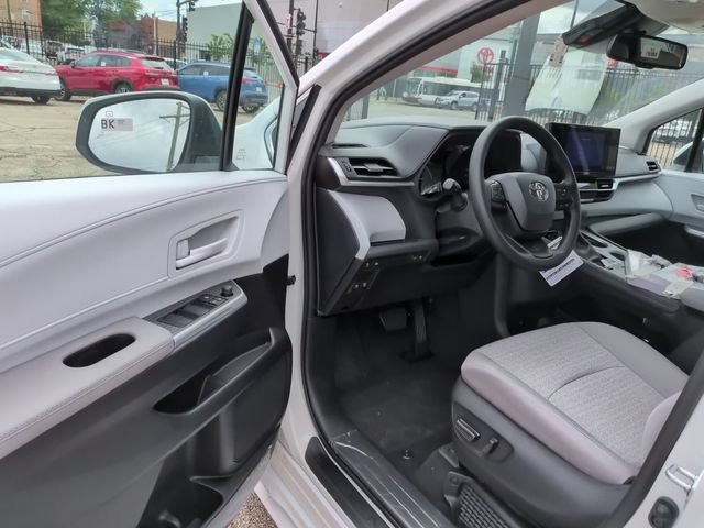 Used 2026 Toyota Sienna LE FWD image 10