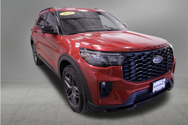 Used 2025 Ford Explorer ST-Line w/ ST-Line Street Pack AWD/4WD image 7