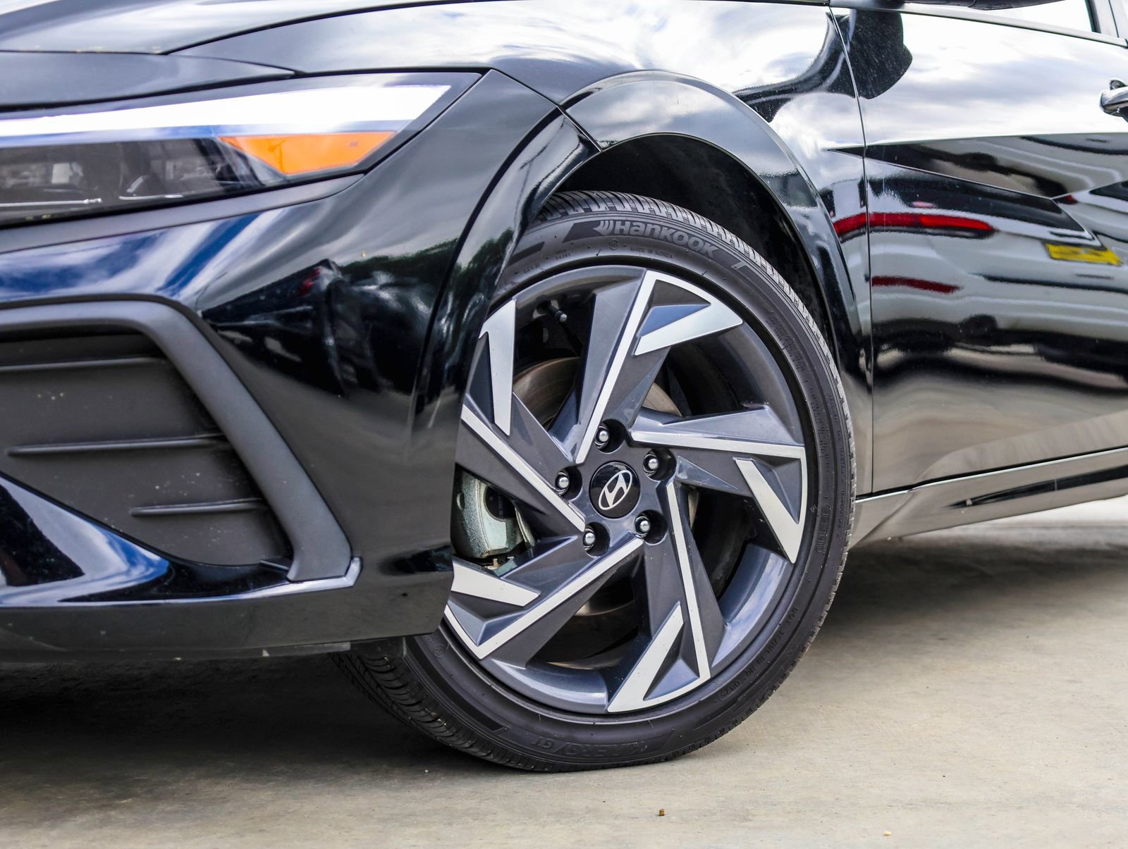 Used 2025 Hyundai Elantra SEL FWD image 2