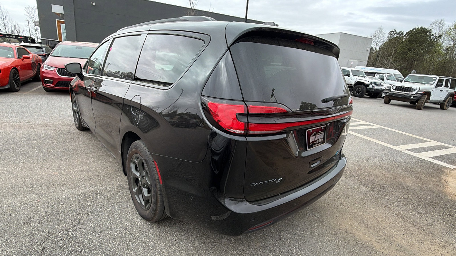 Used 2024 Chrysler Pacifica Premium image 10