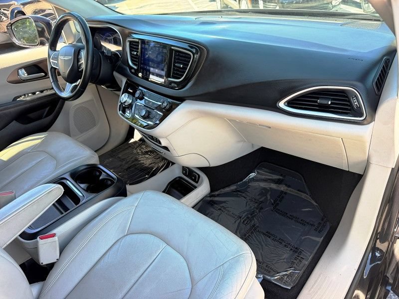 Used 2017 Chrysler Pacifica Touring-L FWD image 18