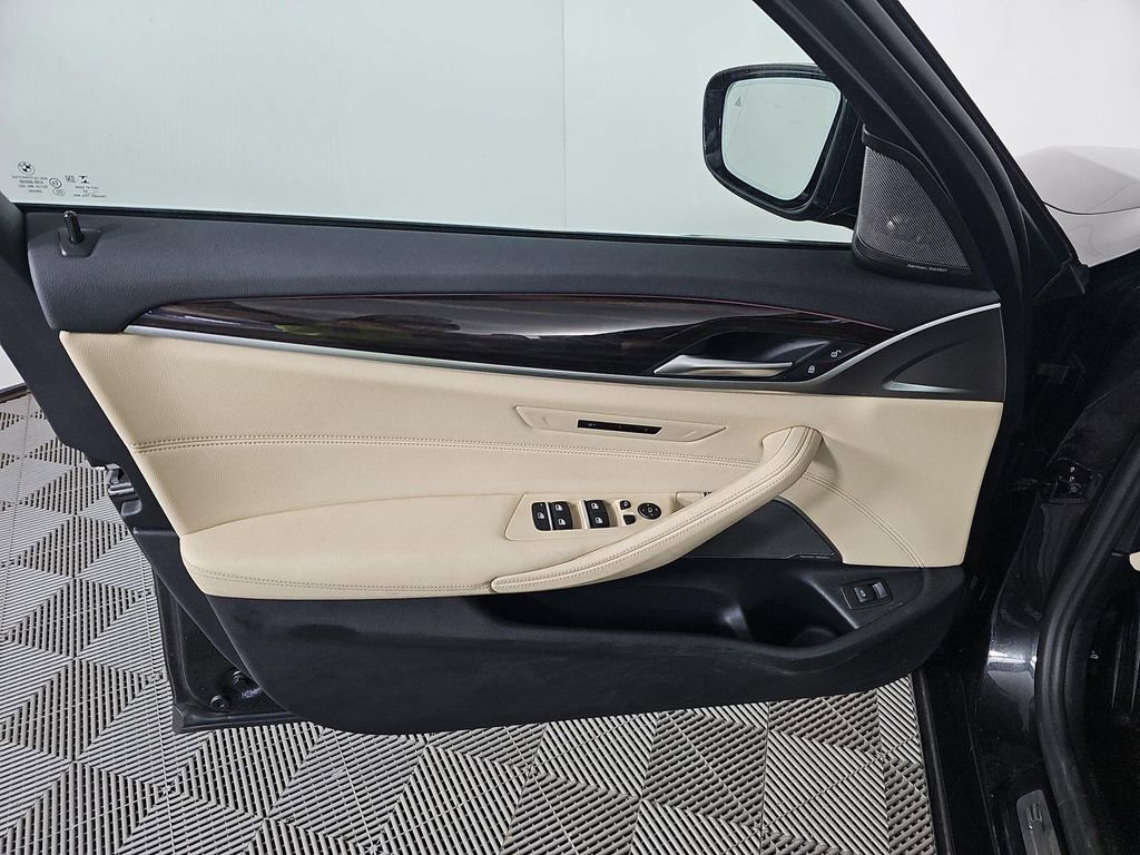 Used 2022 BMW 530i xDrive w/ Premium Package image 9