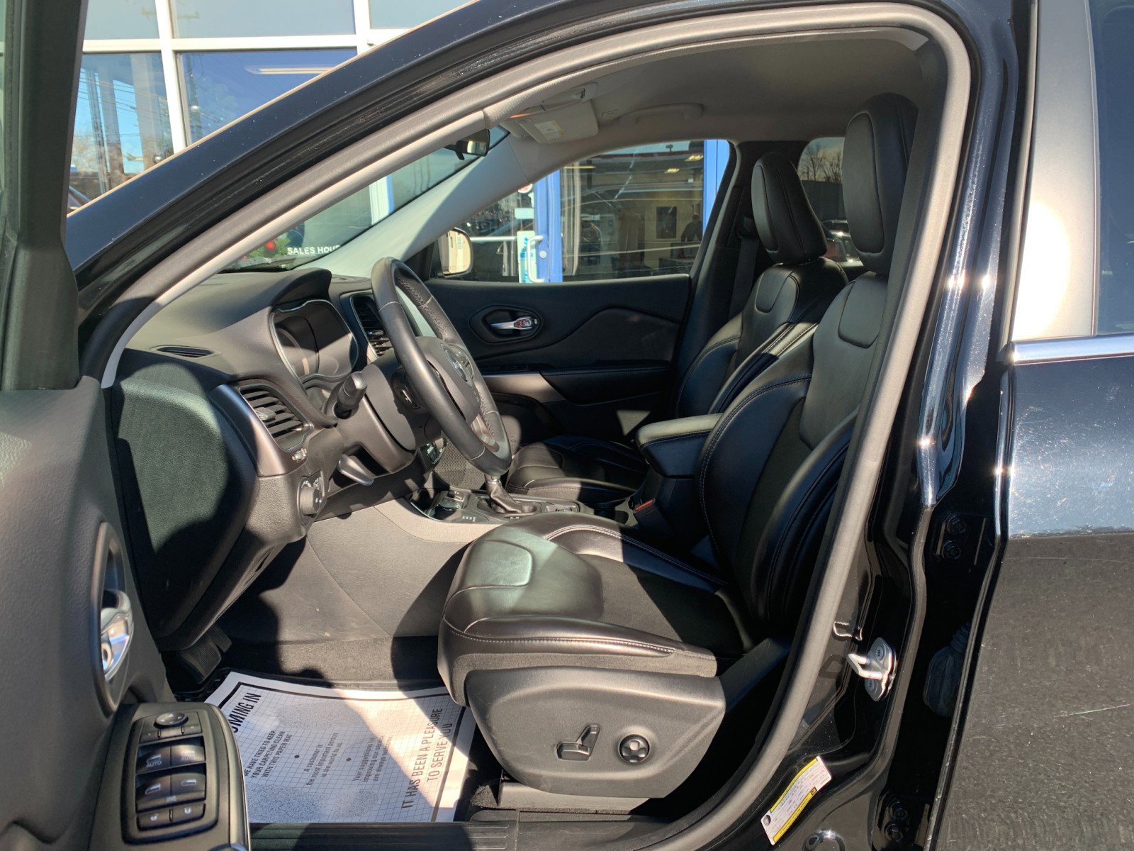 Used 2019 Jeep Cherokee Latitude Plus w/ Cold Weather Group image 10