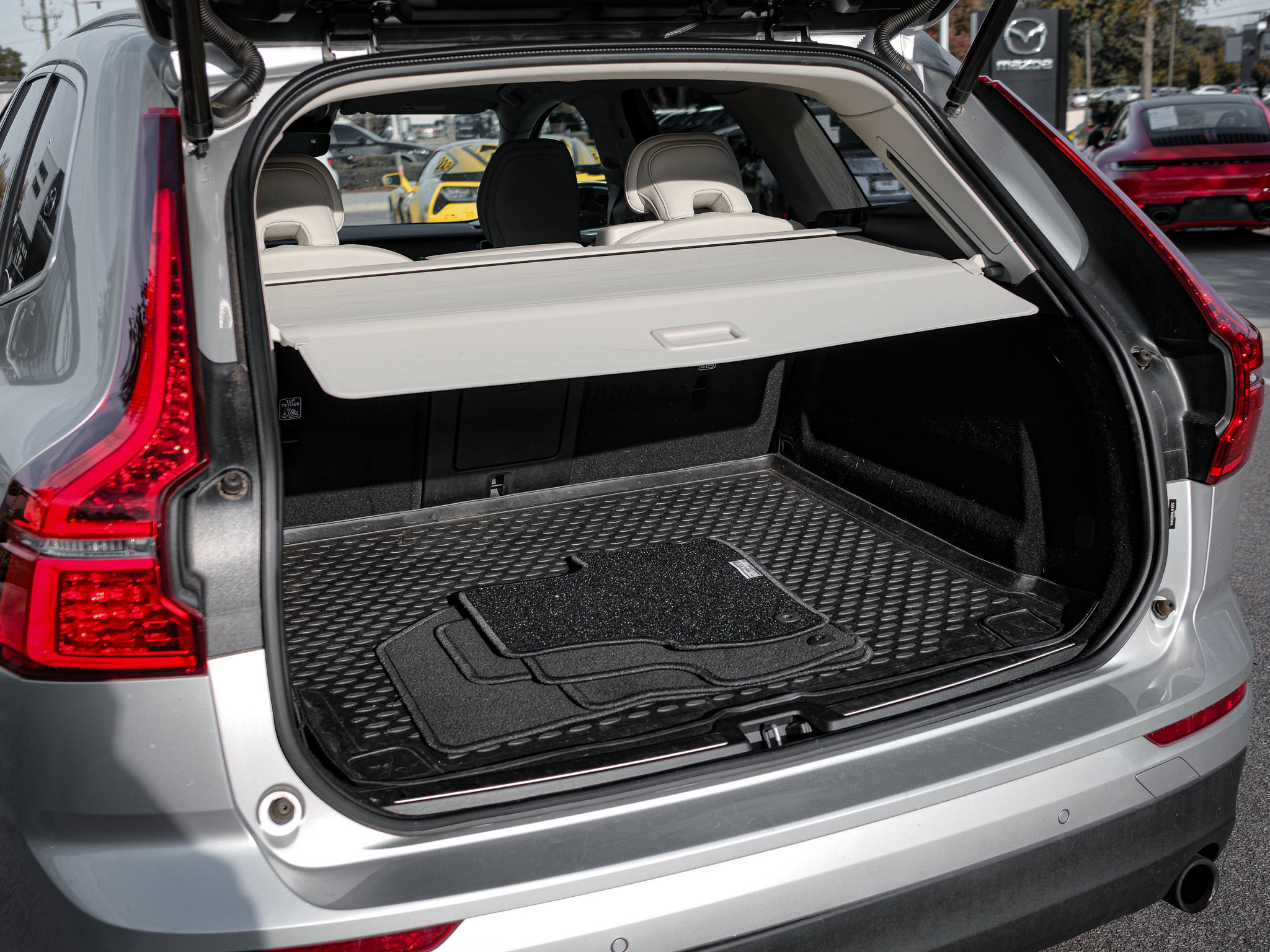 Used 2020 Volvo XC60 T6 Momentum image 32