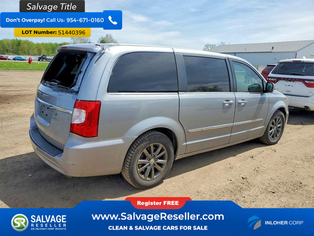 Used 2015 Chrysler Town & Country S FWD image 4