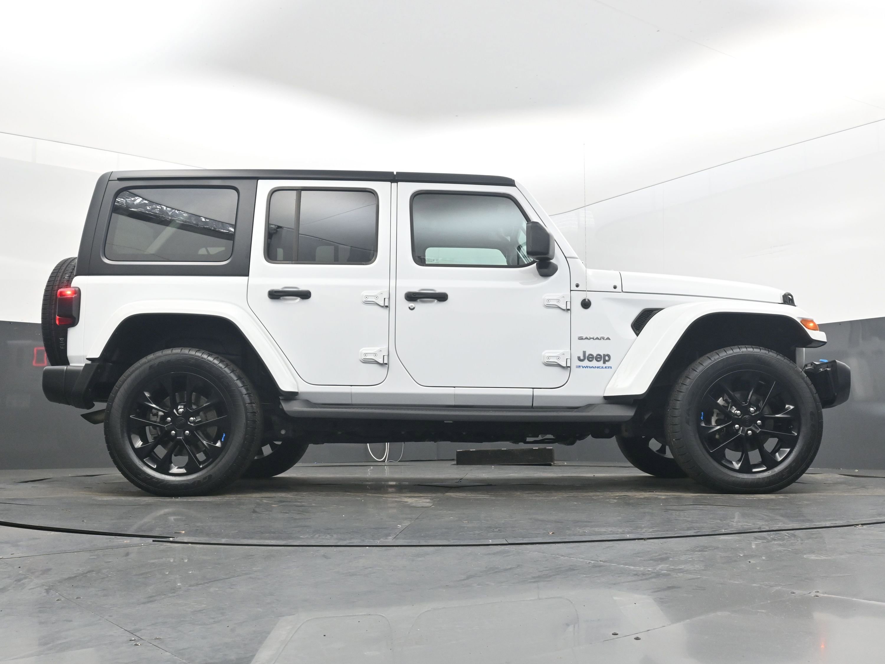 Used 2023 Jeep Wrangler Sahara image 30
