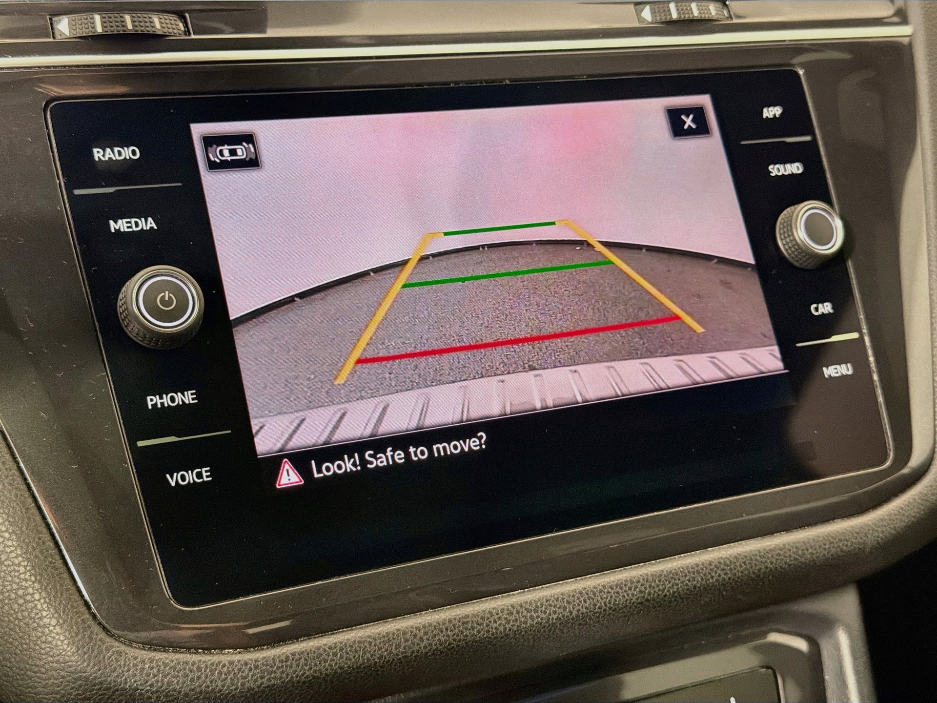 Certified 2022 Volkswagen Tiguan SE R-Line FWD image 11
