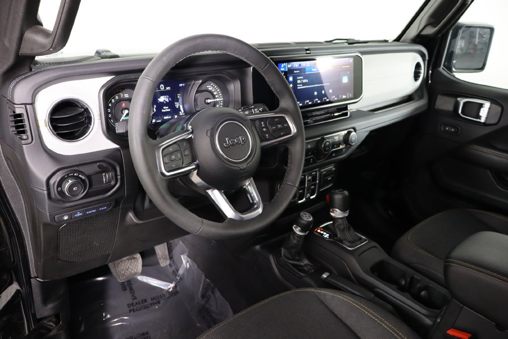 Used 2025 Jeep Wrangler Unlimited Sahara AWD/4WD image 24