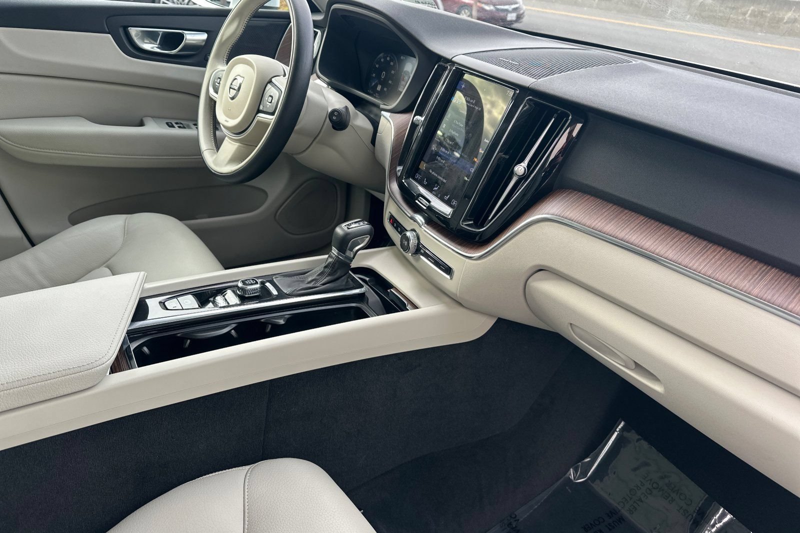 Used 2021 Volvo XC60 T6 Momentum w/ Premium Package AWD/4WD image 18
