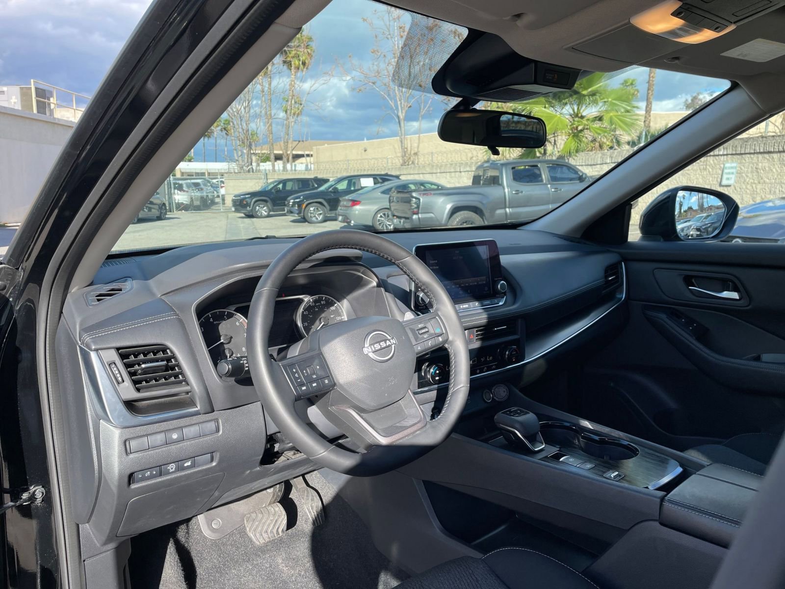 Used 2025 Nissan Rogue SV FWD image 37
