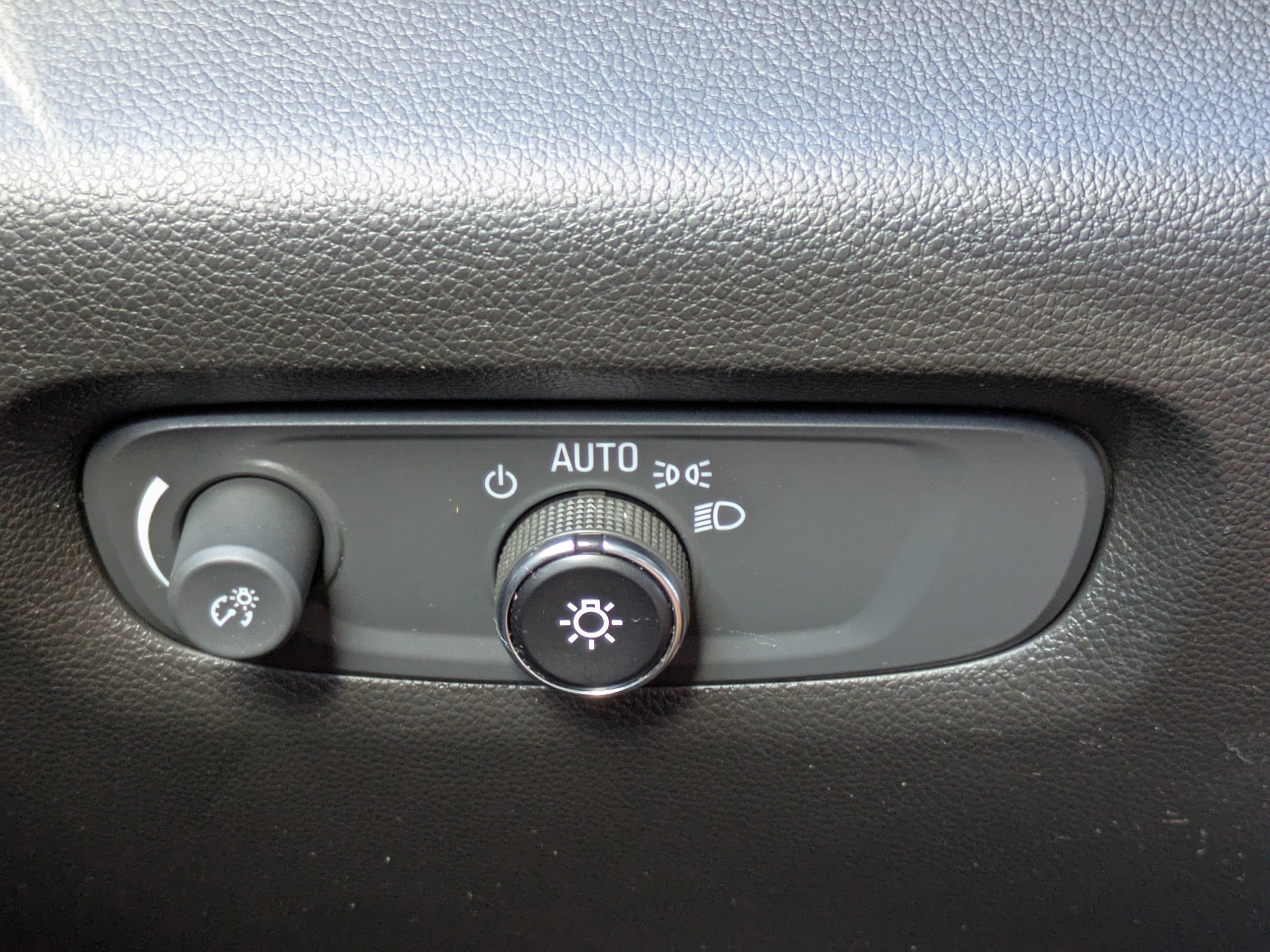 Used 2022 Chevrolet Traverse LS FWD image 25