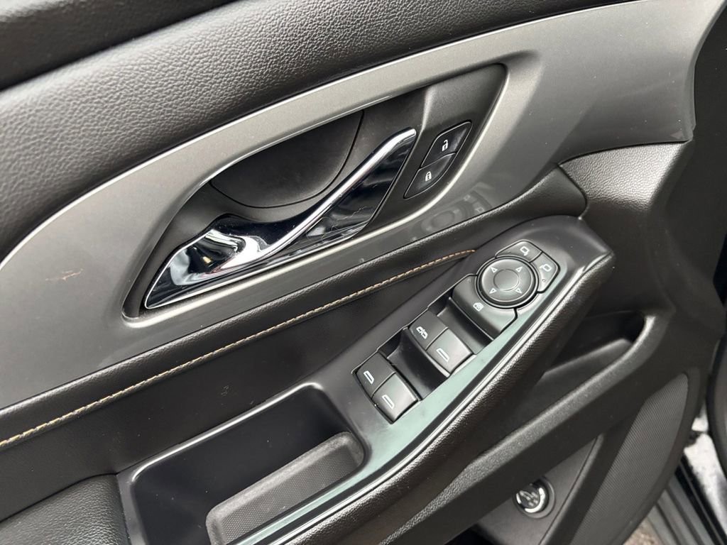 Used 2021 Chevrolet Traverse LT image 16