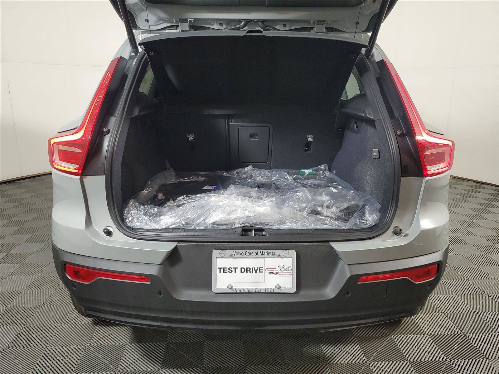 New 2026 Volvo XC40 B5 Plus w/ Protection Package Premier AWD/4WD image 9