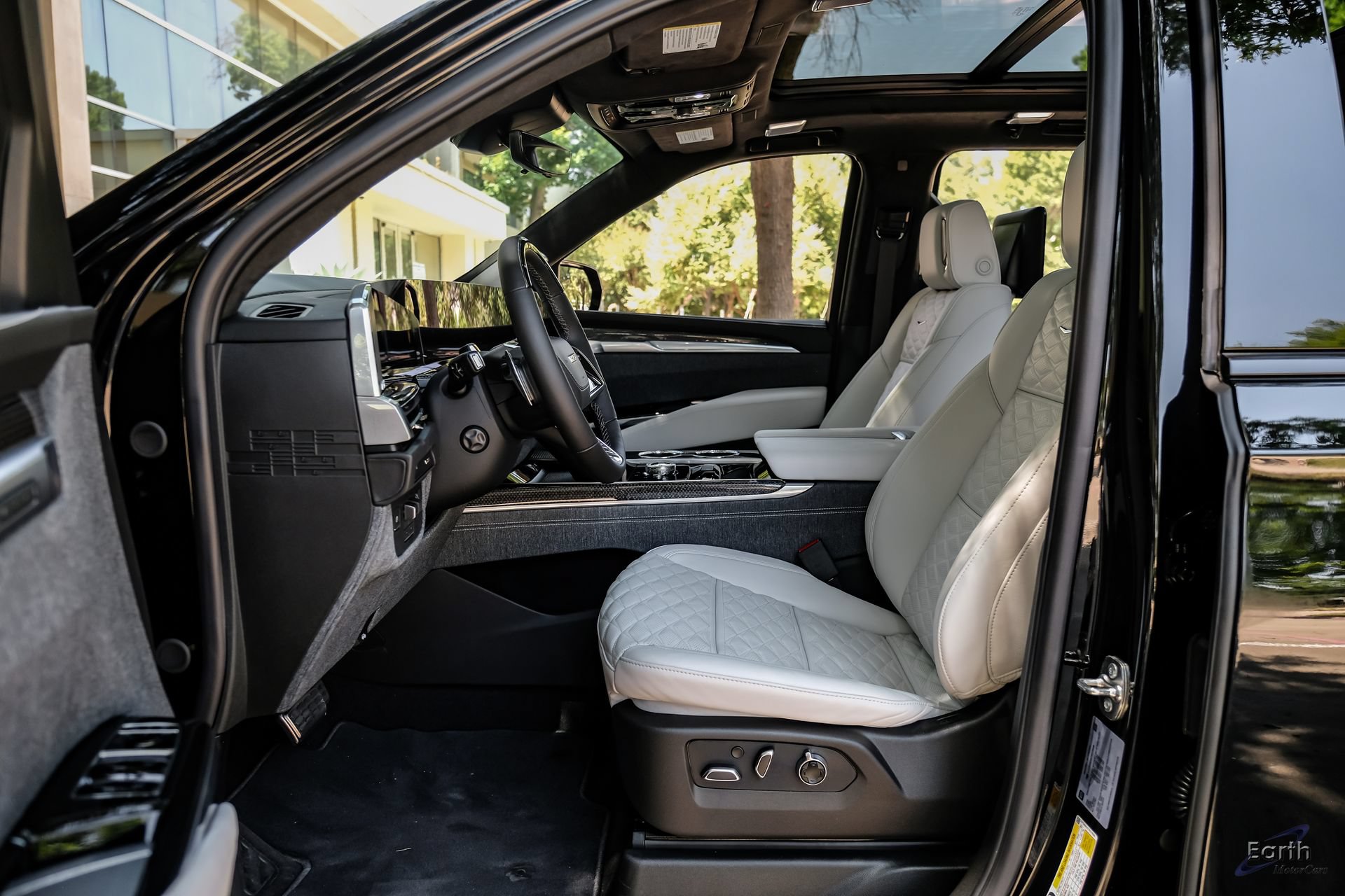 Used 2026 Cadillac Escalade ESV V w/ LPO, ONYX Package AWD/4WD image 38
