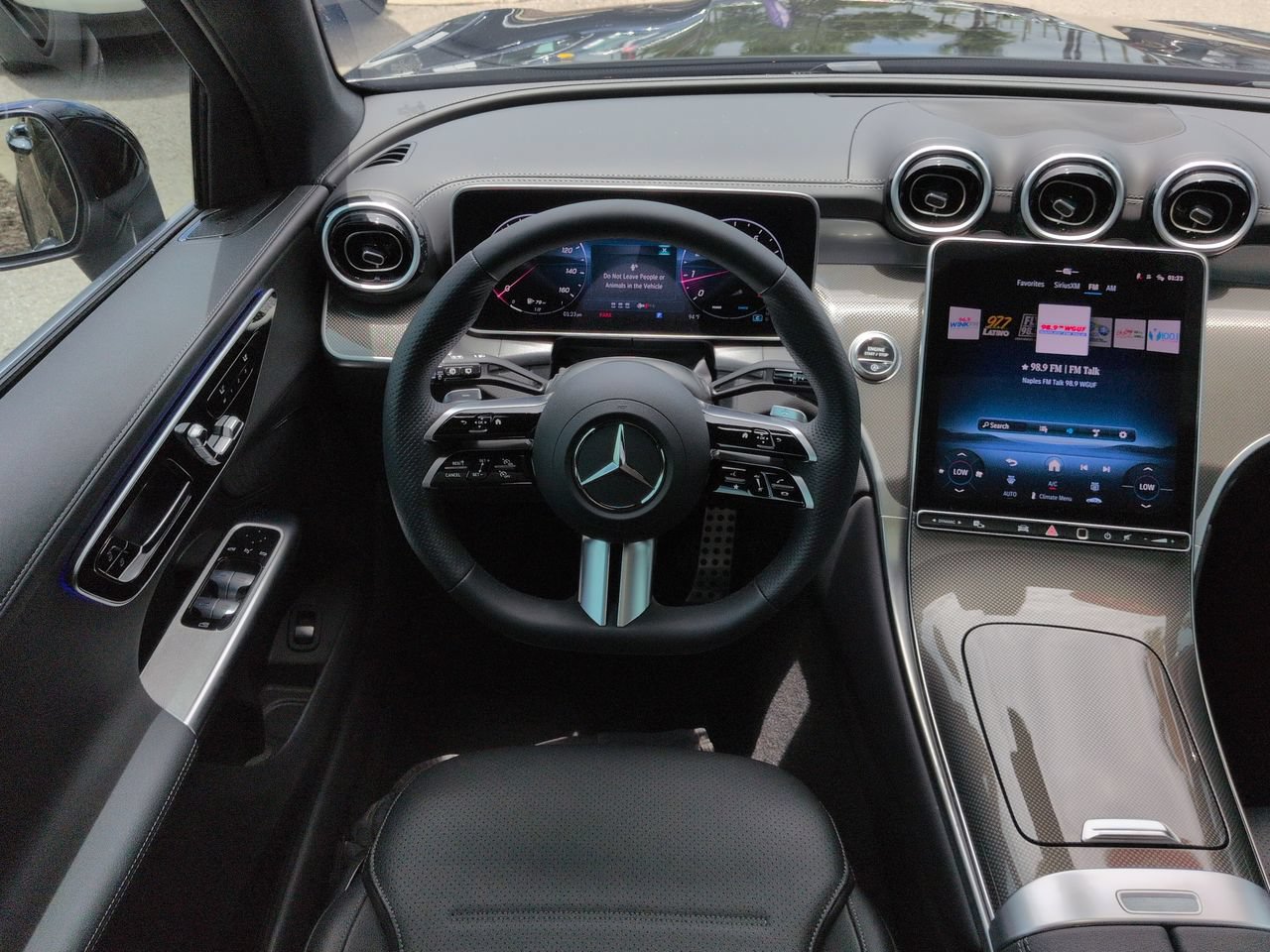 Used 2025 Mercedes-Benz GLC 300 4MATIC image 16