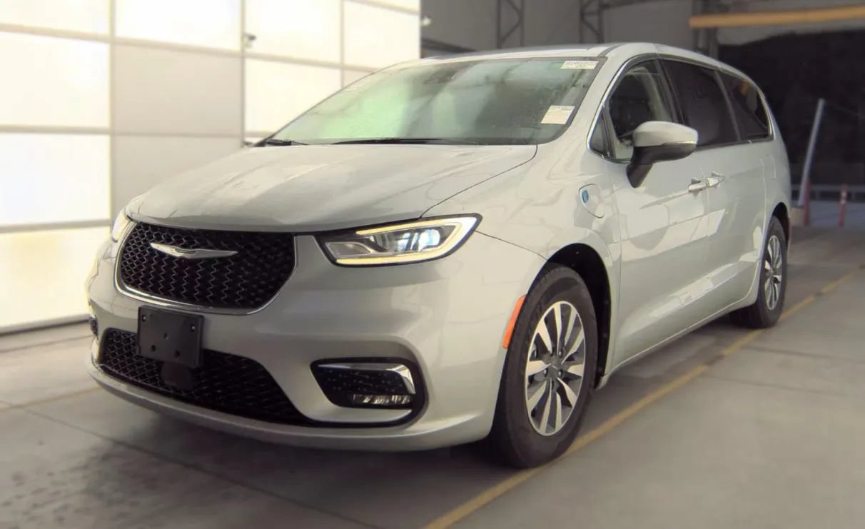 Used 2023 Chrysler Pacifica Touring-L FWD image 1