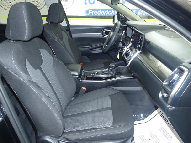 Used 2023 Kia Sorento LX image 9