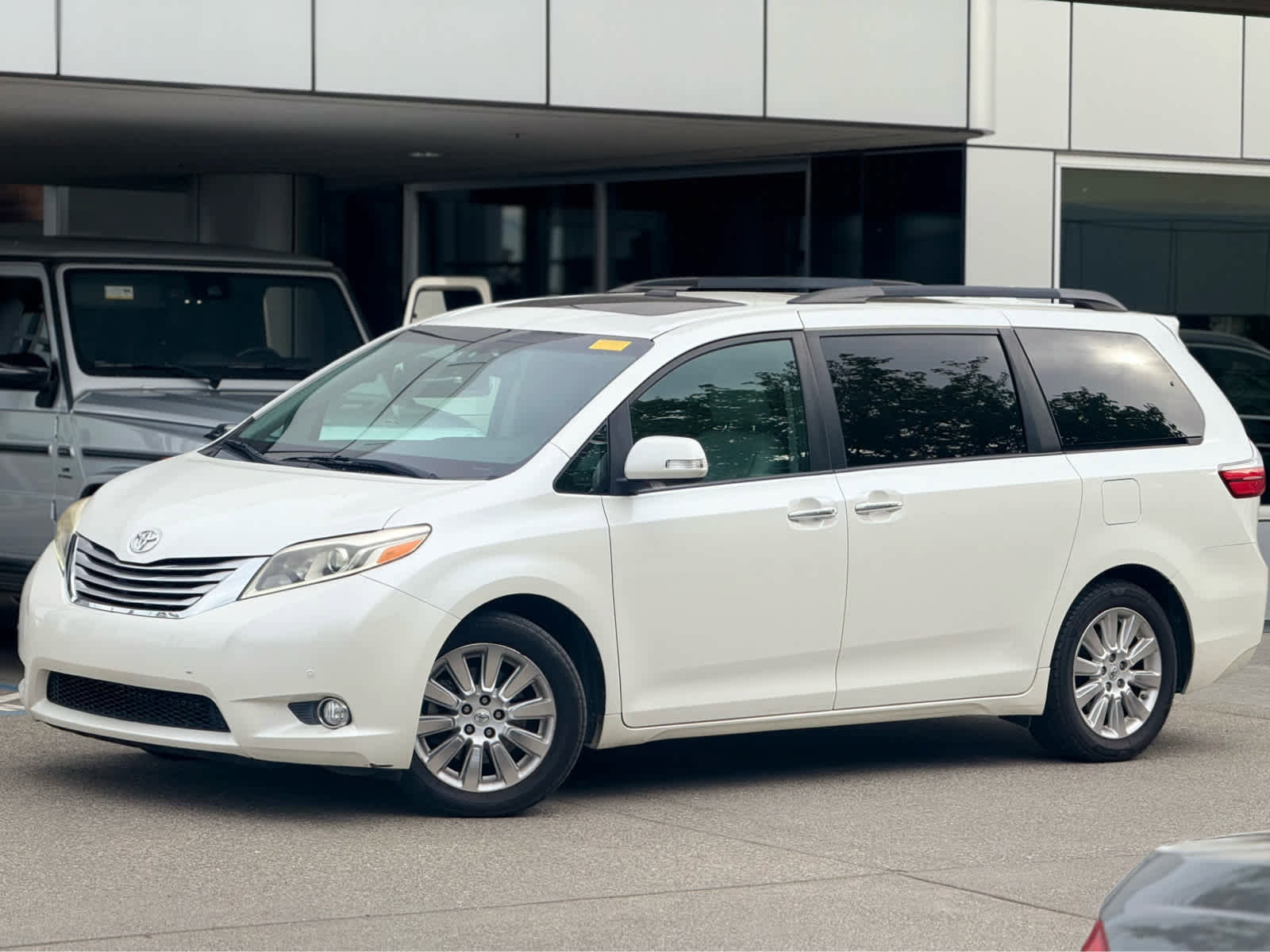 Used 2016 Toyota Sienna Limited image 2