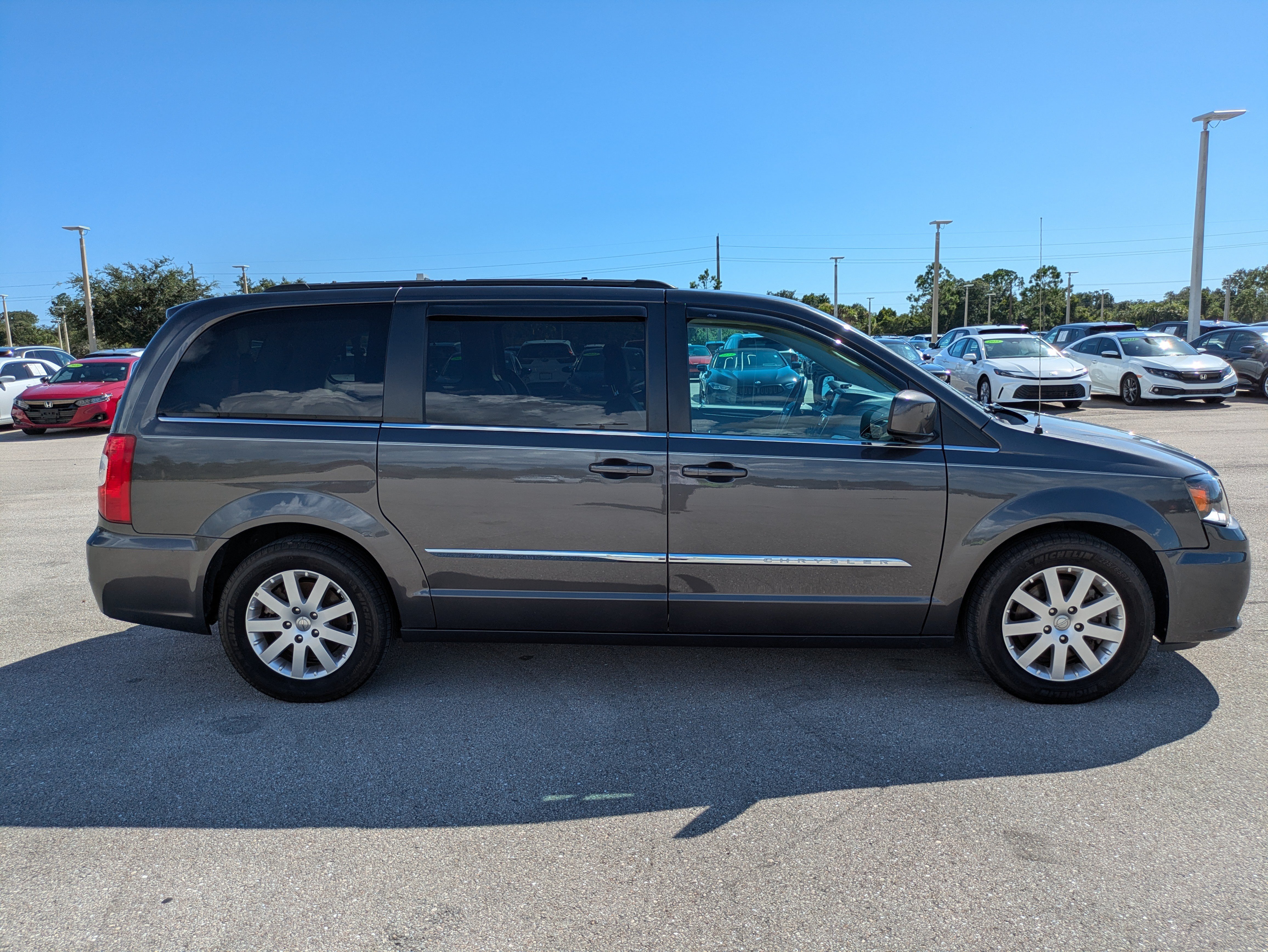Used 2016 Chrysler Town & Country Touring FWD image 3