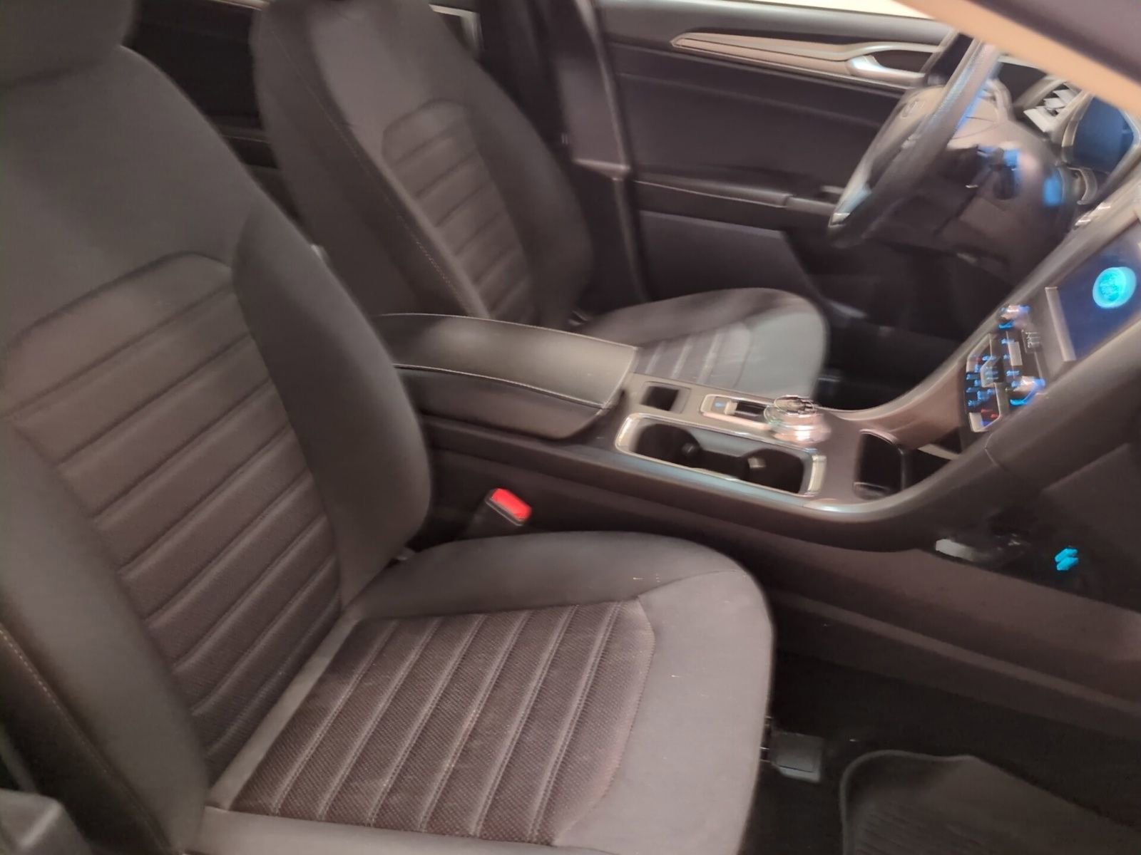 Used 2020 Ford Fusion SE image 11