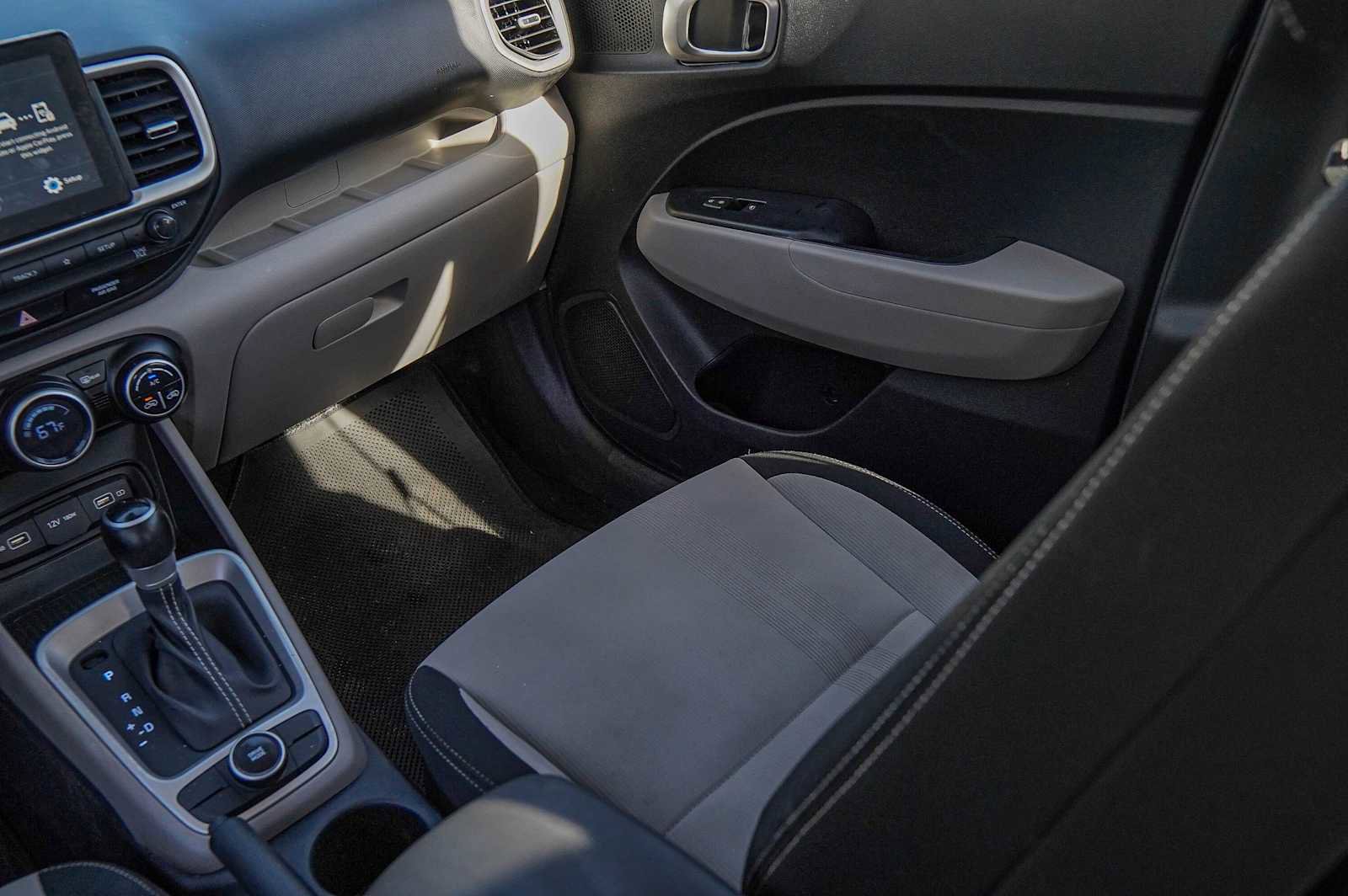 Used 2022 Hyundai Venue SEL image 26