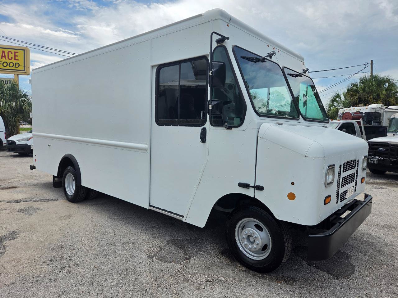 Used 2017 Ford E-350 and Econoline 350 Super Duty w/ A/C Prep Package RWD image 2