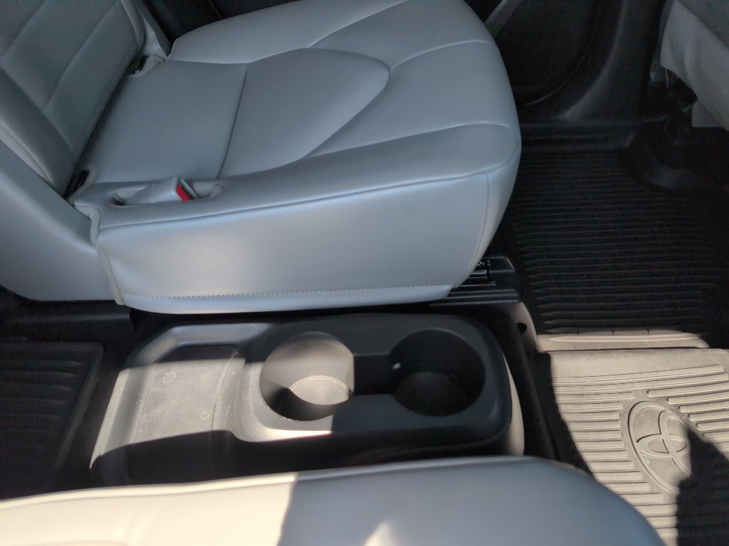 Used 2022 Toyota Highlander XLE FWD image 13