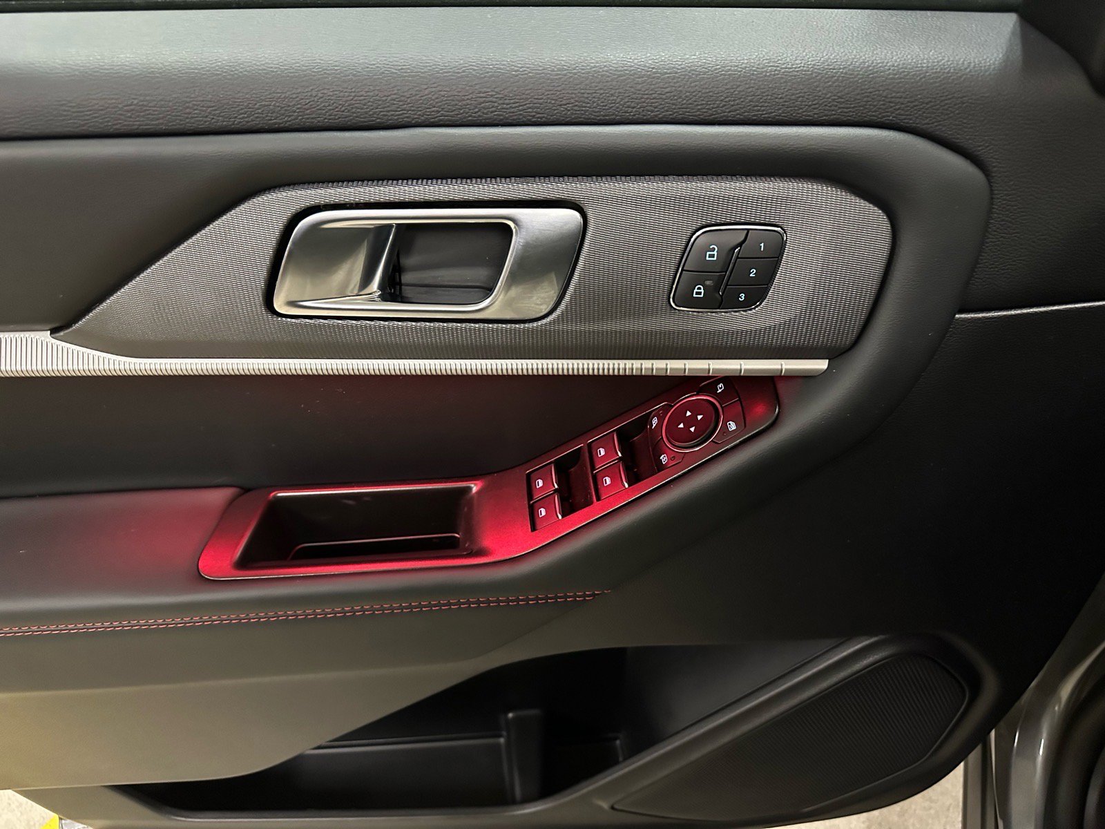 Certified 2025 Ford Explorer ST image 15