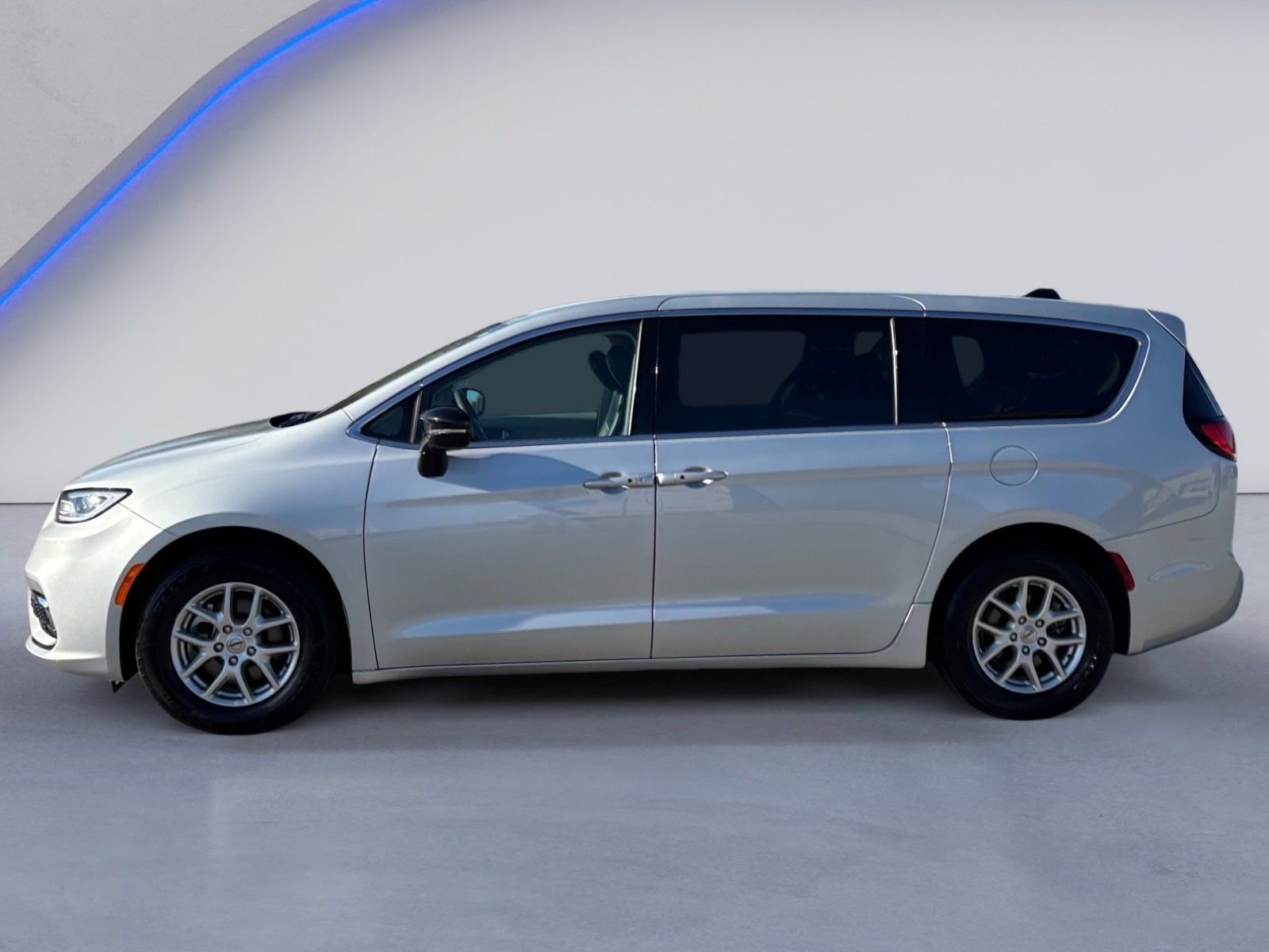 Used 2024 Chrysler Pacifica Touring-L image 7