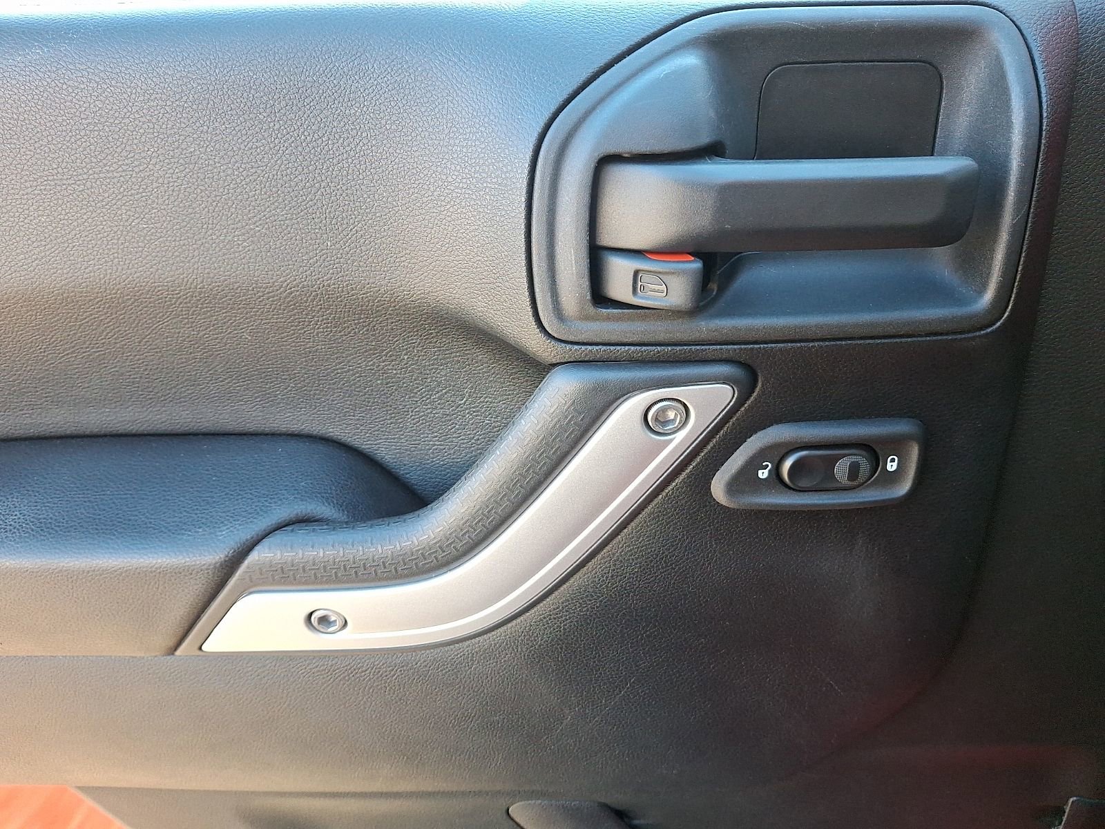 Used 2017 Jeep Wrangler Unlimited Sahara w/ Connectivity Group image 13