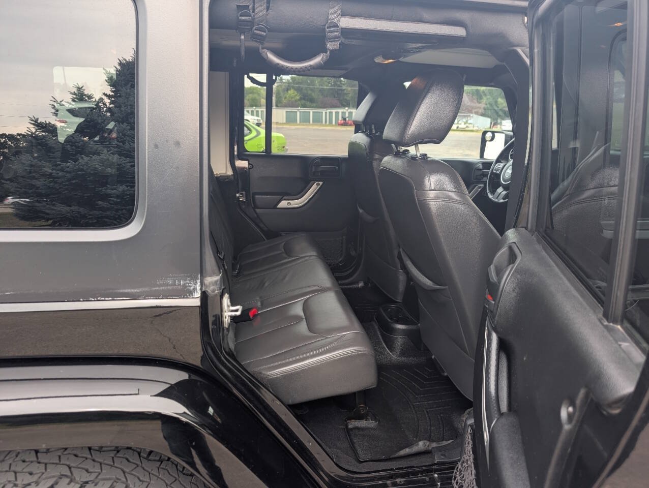 Used 2016 Jeep Wrangler Unlimited Sahara w/ Connectivity Group AWD/4WD image 12