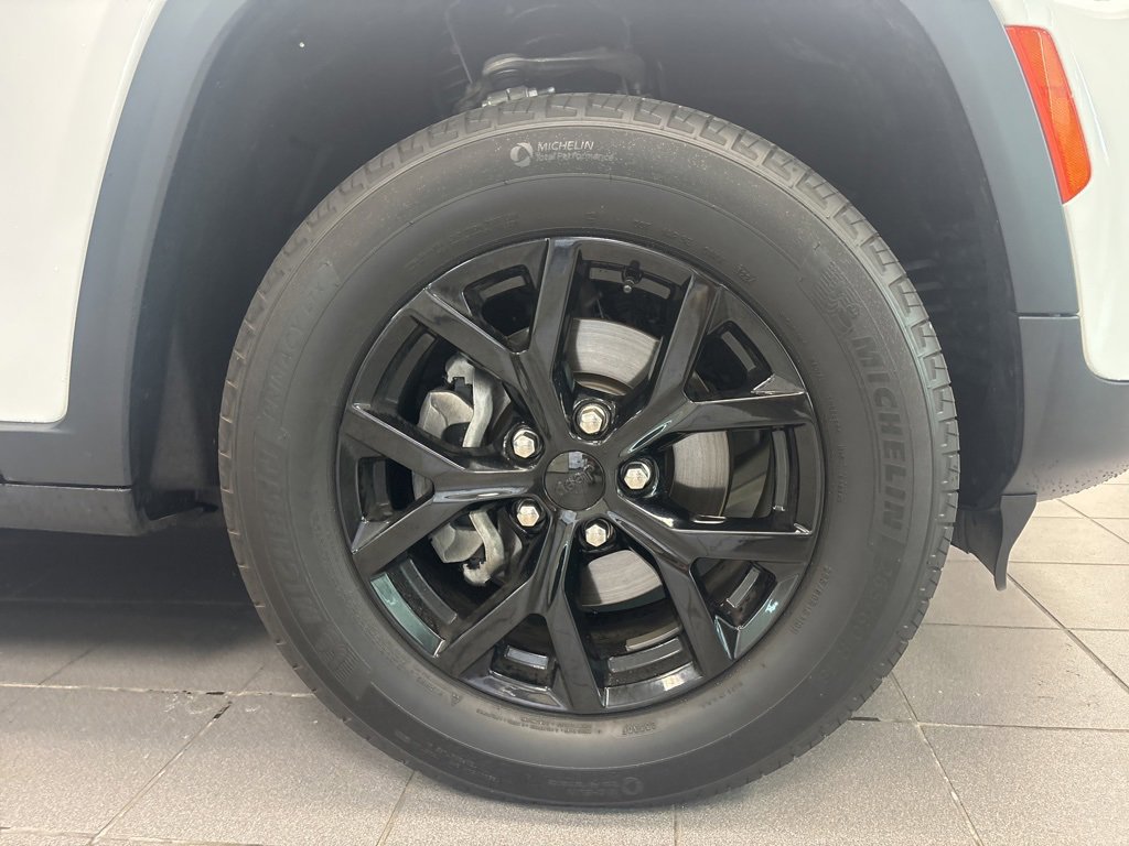 Used 2025 Jeep Grand Cherokee Altitude image 11