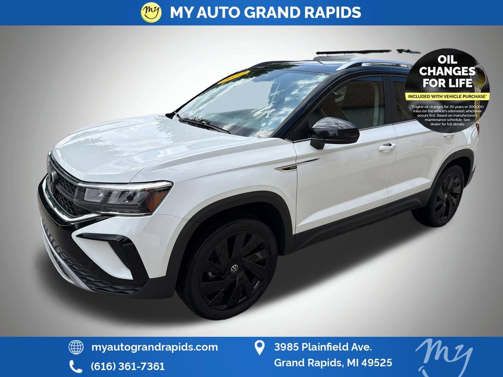 Used 2024 Volkswagen Taos SE w/ Panoramic Sunroof Package AWD/4WD image 3