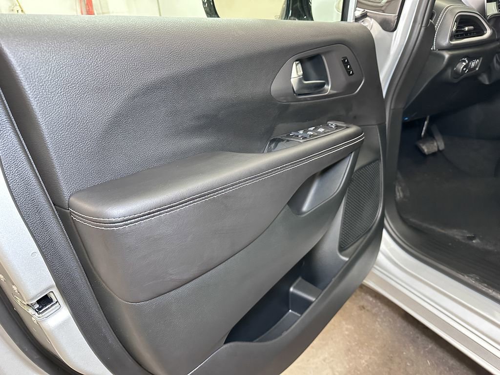 New 2026 Chrysler Pacifica Select AWD/4WD image 20