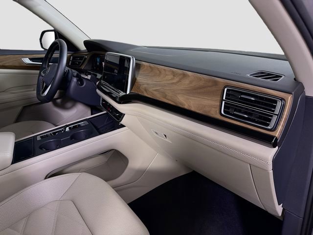 Used 2025 Volkswagen Atlas SE image 31