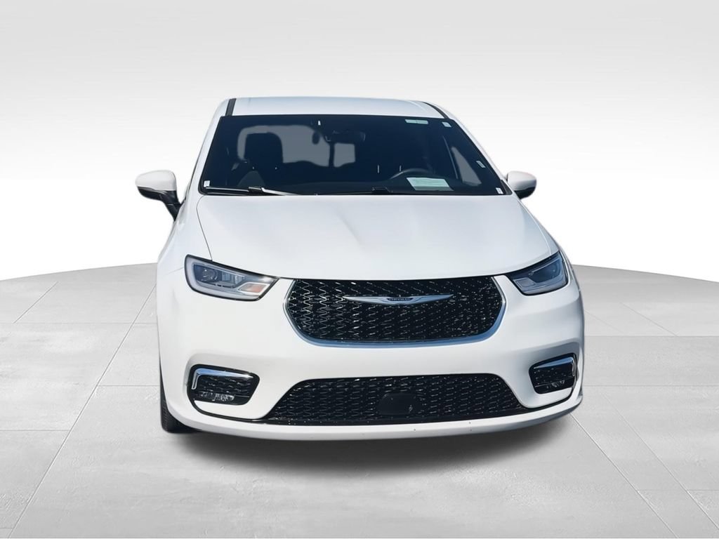 Used 2023 Chrysler Pacifica Touring FWD image 3