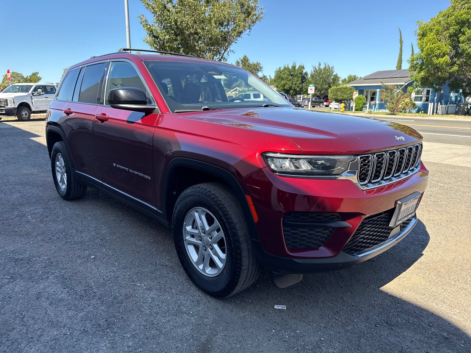 Used 2023 Jeep Grand Cherokee Laredo w/ Luxury Tech Group I AWD/4WD image 7