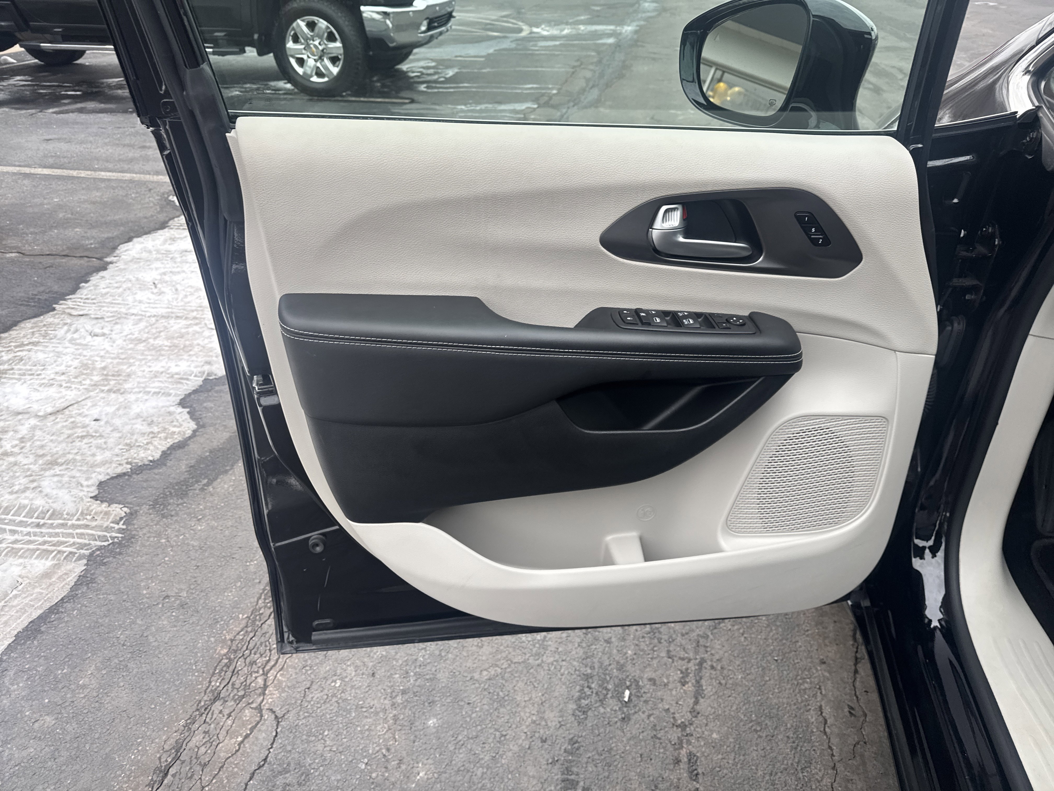 Used 2024 Chrysler Pacifica Touring-L image 16