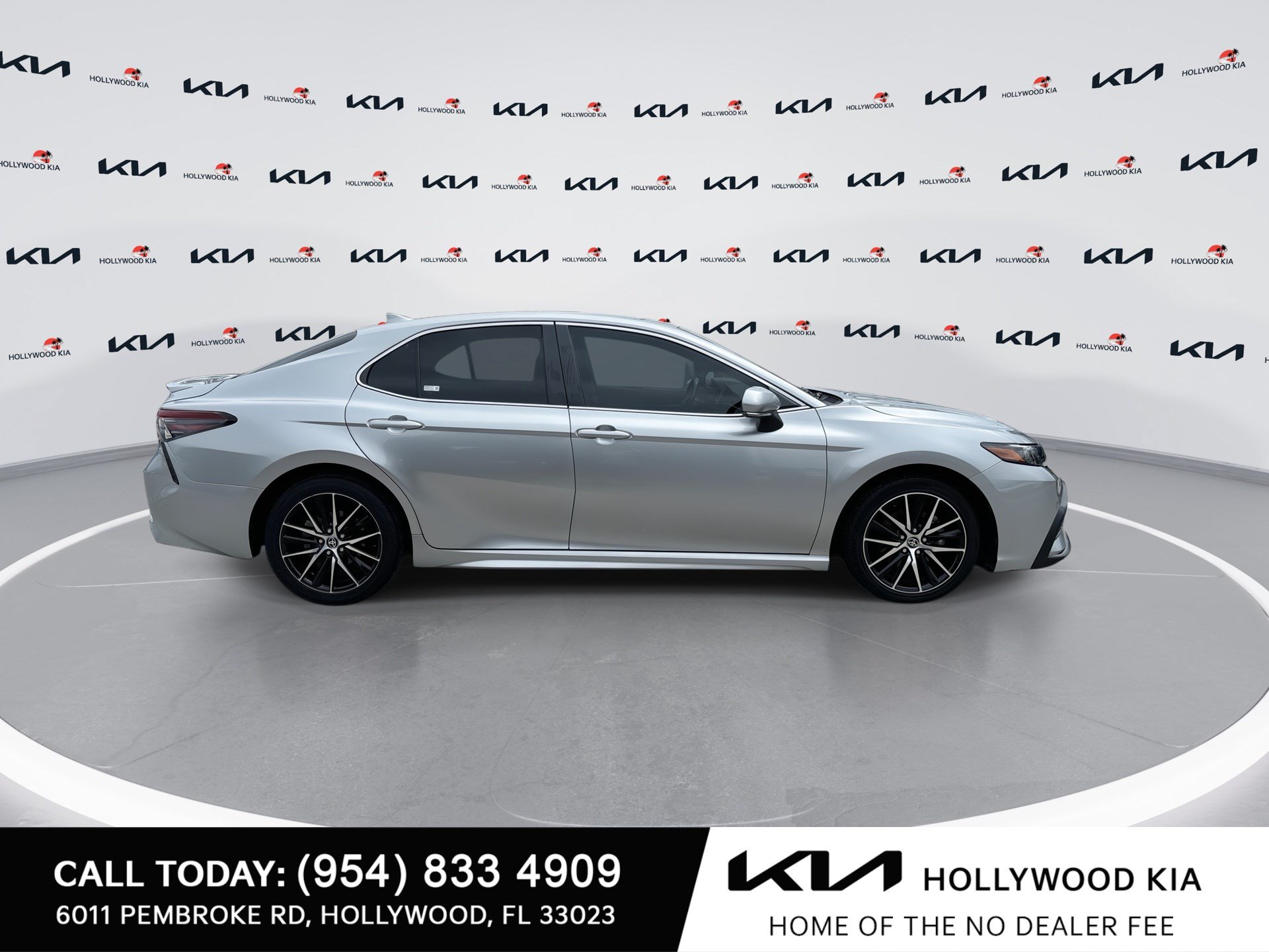 Used 2023 Toyota Camry SE FWD image 9