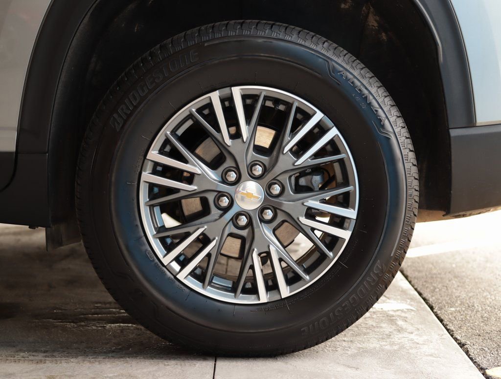 Used 2025 Chevrolet Traverse LT image 39