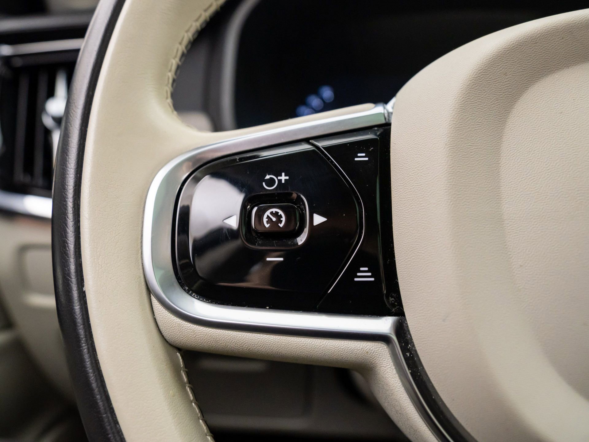 Used 2023 Volvo S90 B6 Ultimate image 31