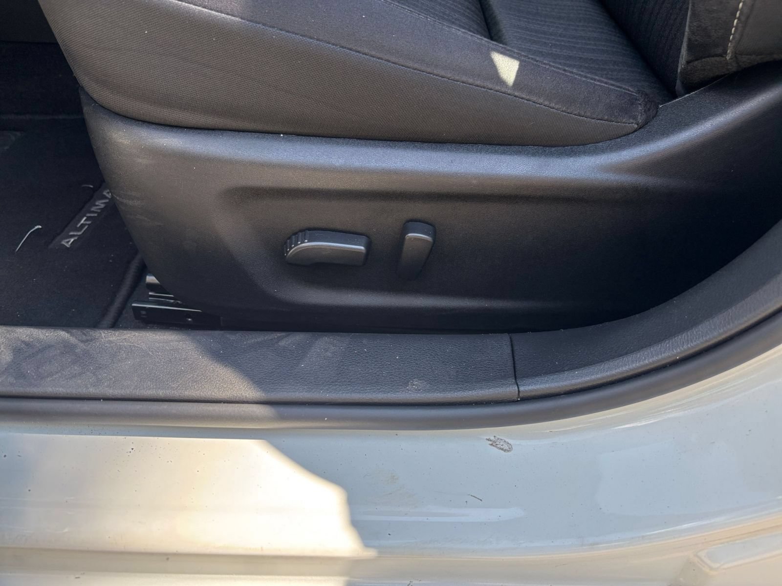 Used 2025 Nissan Altima 2.5 SV FWD image 18