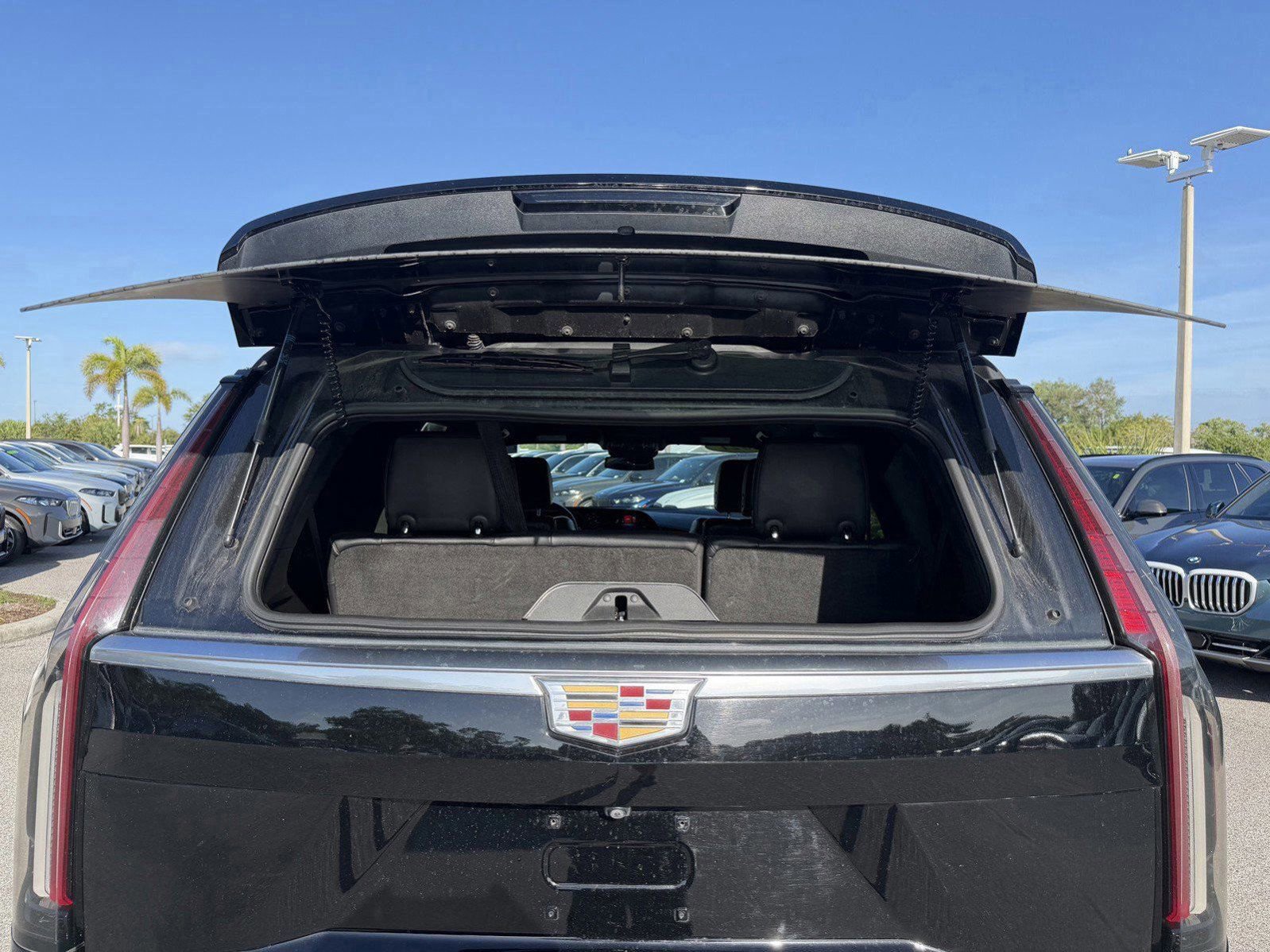 Used 2021 Cadillac Escalade Luxury image 11