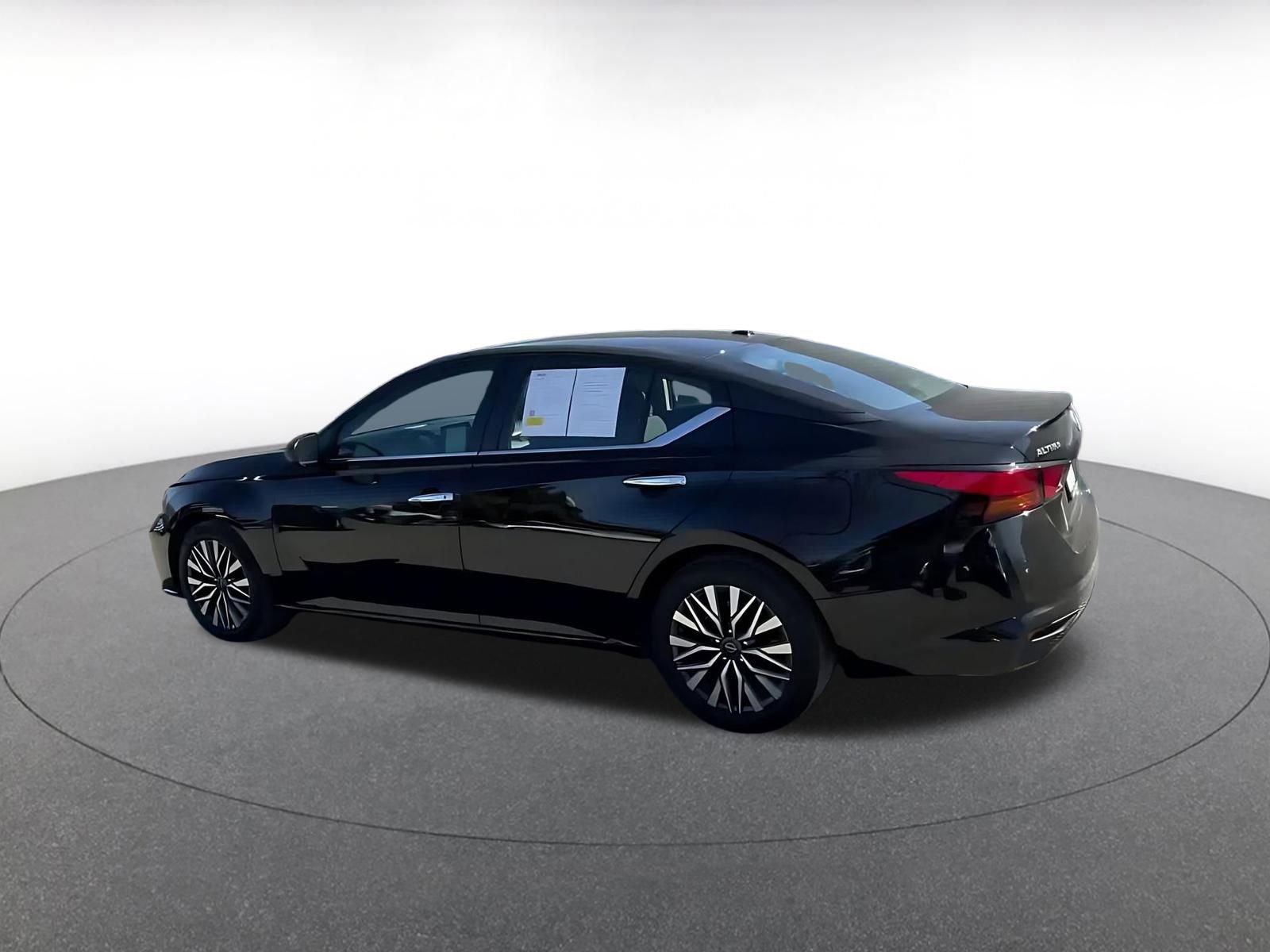 Used 2025 Nissan Altima 2.5 SV FWD image 10