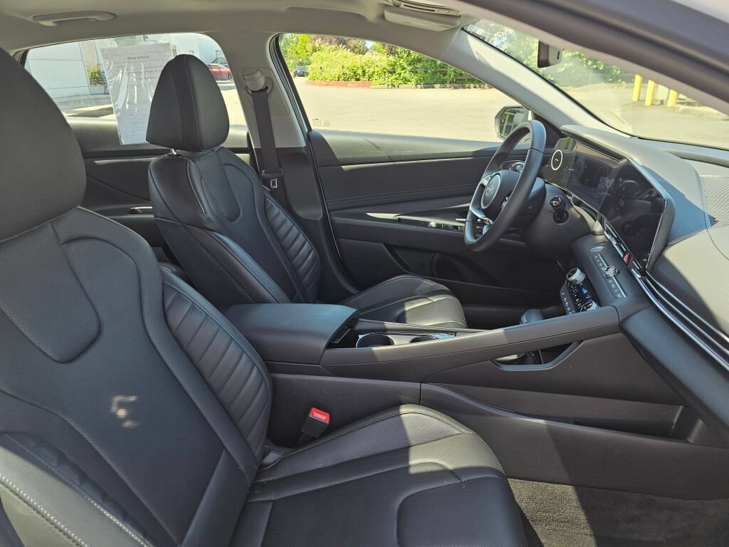 Used 2025 Hyundai Elantra Limited FWD image 11