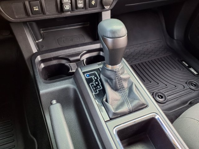 Used 2018 Toyota Tacoma TRD Off-Road AWD/4WD image 31